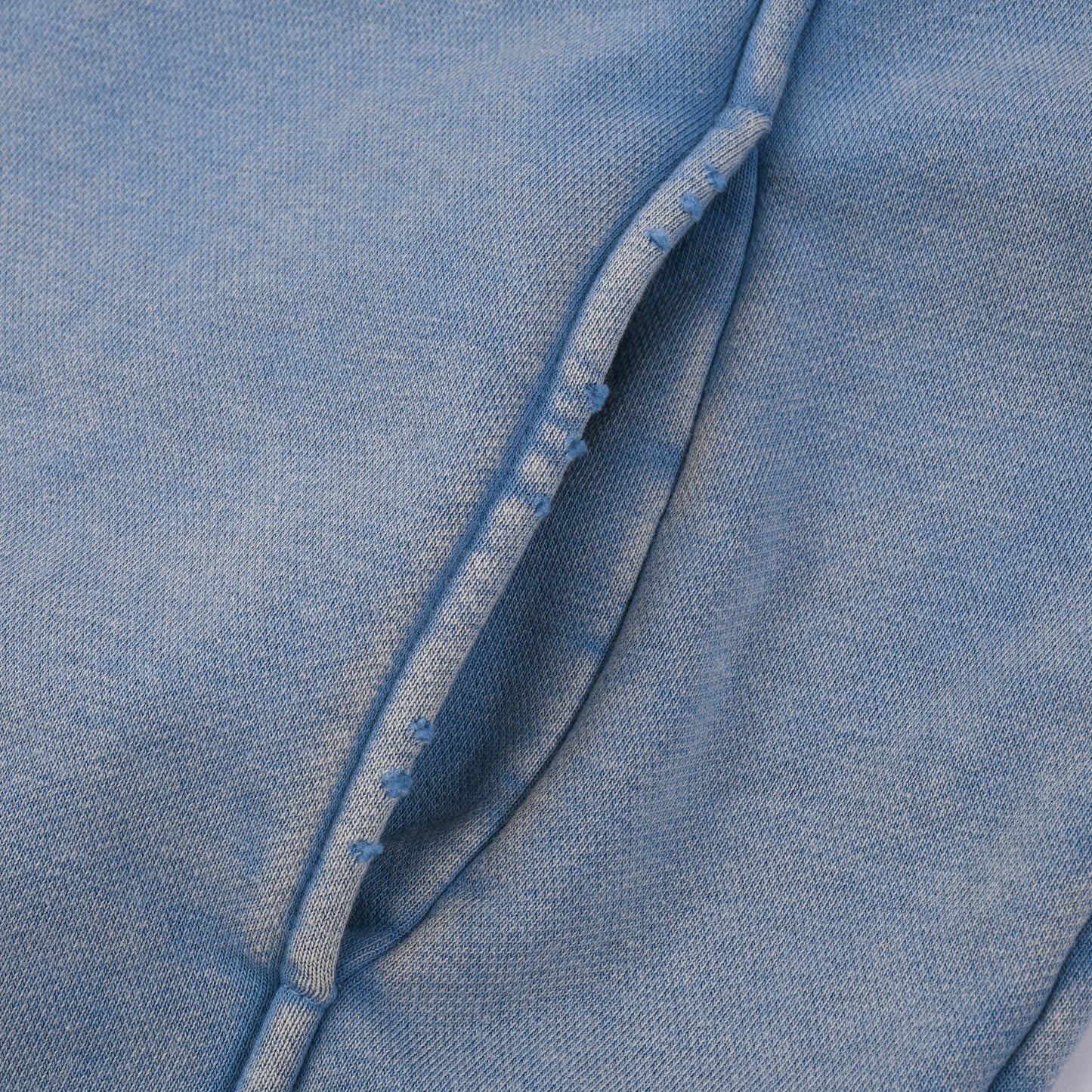 #101 HOODIE 320 GSM DESTRESSED UND SONNENVERBLASSEN