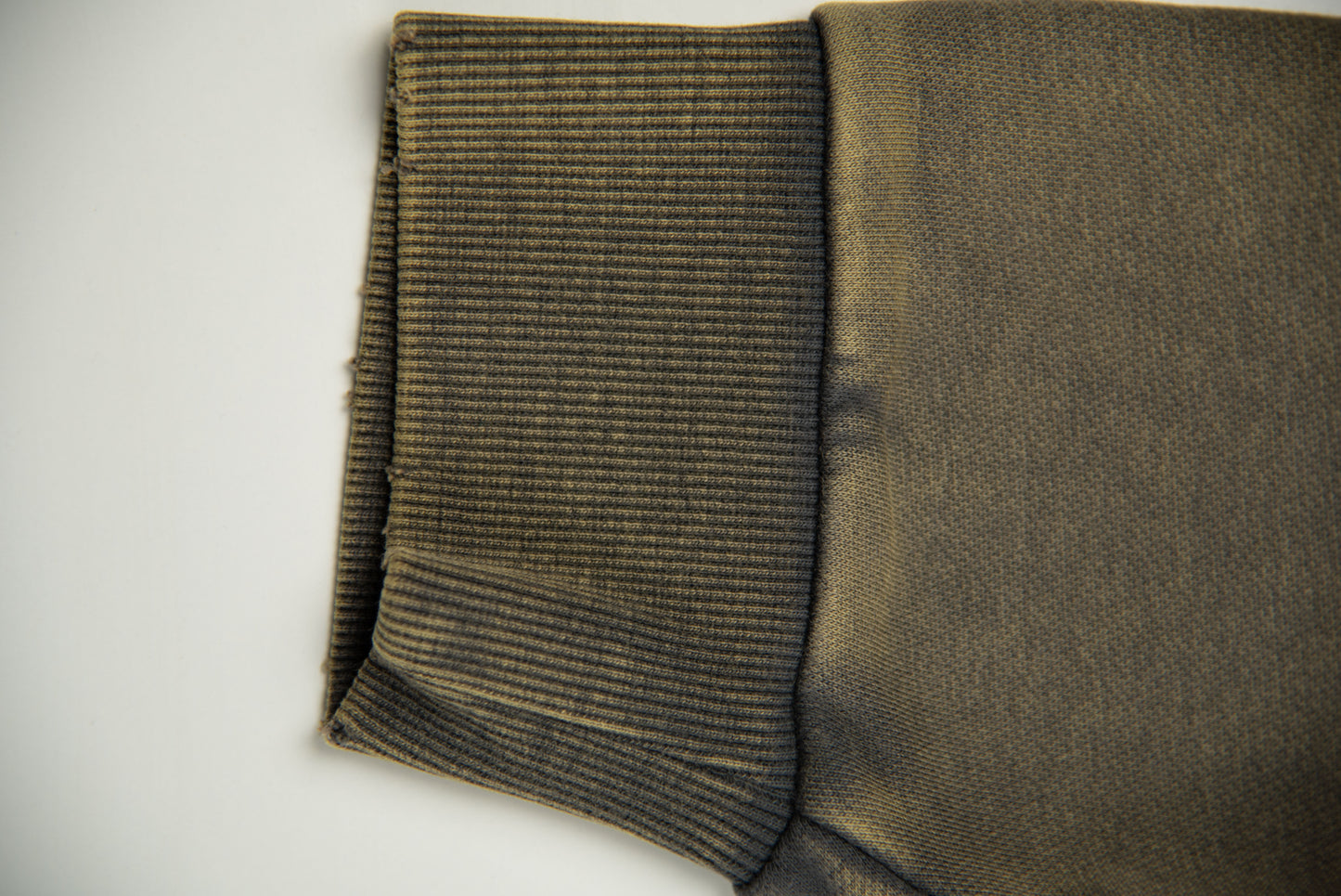 #101 HOODIE 320 GSM DESTRESSED UND SONNENVERBLASSEN